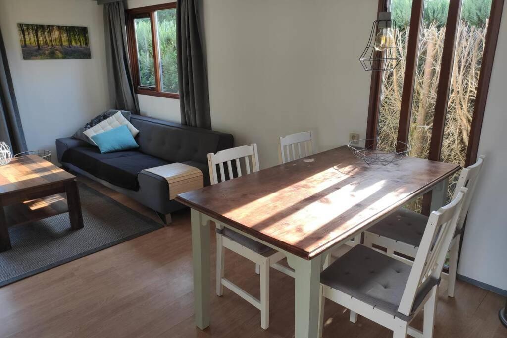 Een Gezellige Chalet Met Zonnige Buitenruimte Op De Veluwe! Villa Putten Esterno foto