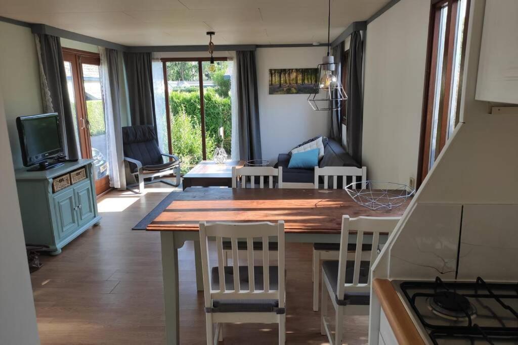 Een Gezellige Chalet Met Zonnige Buitenruimte Op De Veluwe! Villa Putten Esterno foto