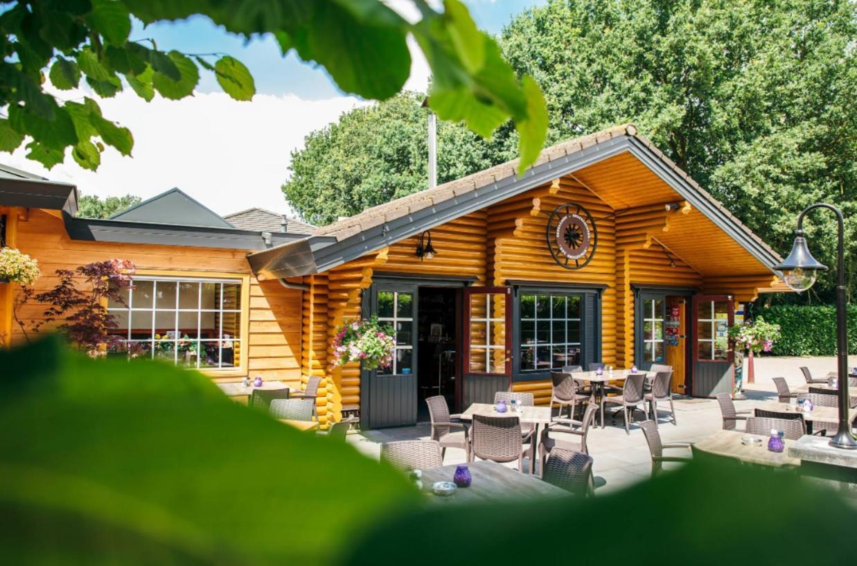 Een Gezellige Chalet Met Zonnige Buitenruimte Op De Veluwe! Villa Putten Esterno foto